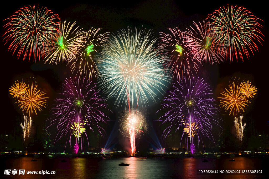 夜空中绚烂的多彩烟花秀