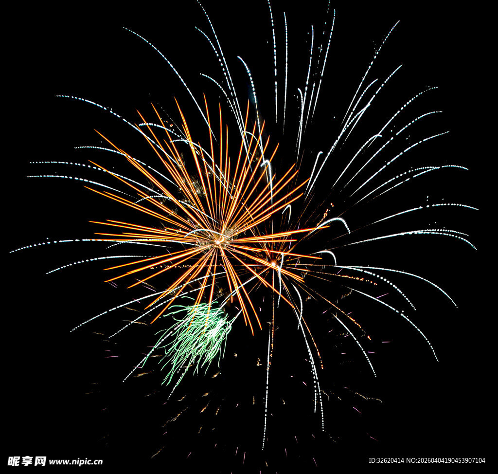 夜空中绚烂的烟花绽放