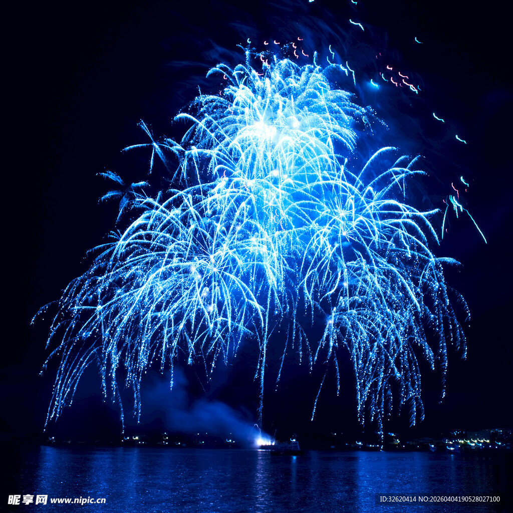 夜空中绚烂的蓝色烟花