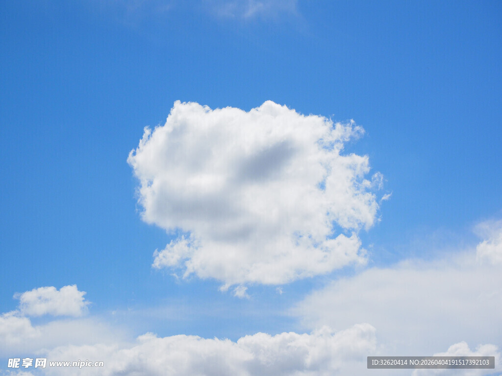 蓝天中的蓬松大朵白云