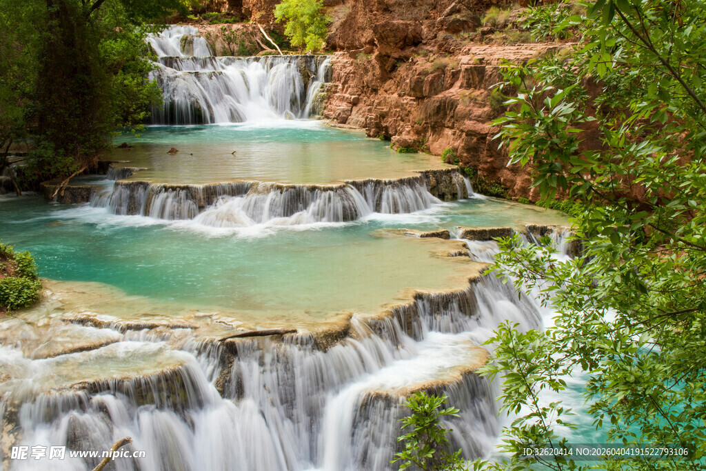 山间碧潭瀑布自然美景