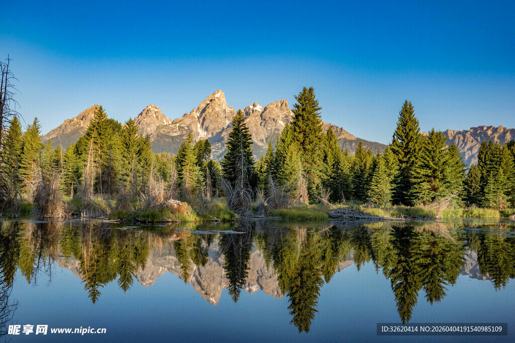 山间湖景倒映壮丽山峰