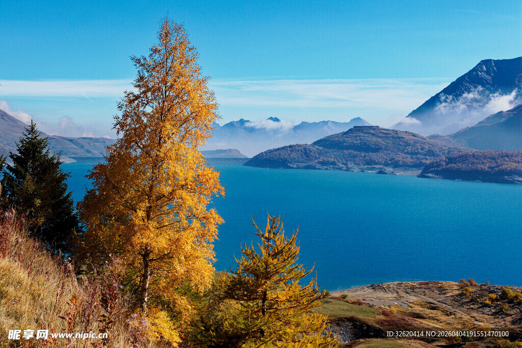 秋日湖畔山林壮美风光