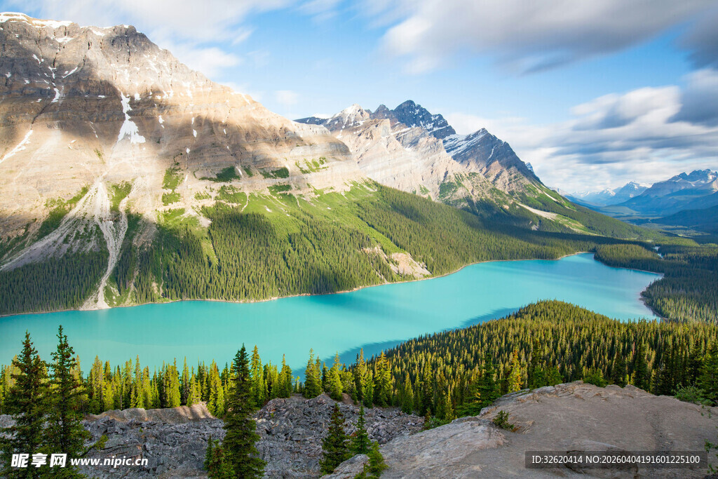 高山蓝湖壮美自然风光