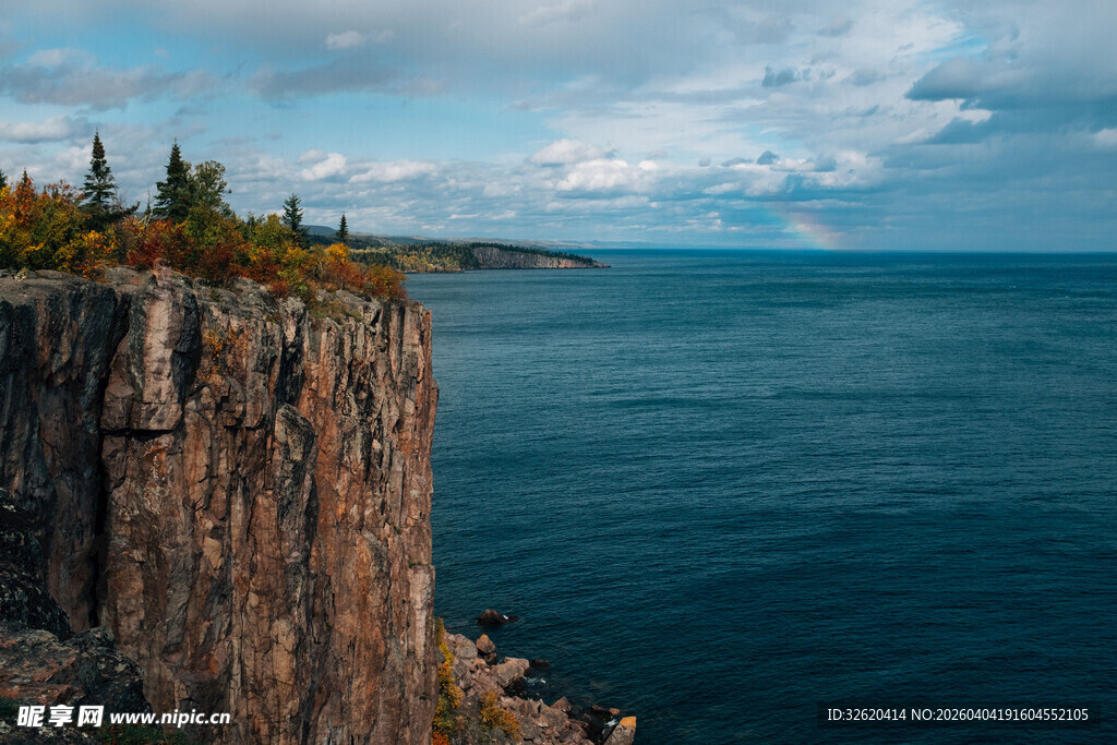 悬崖边的壮阔海景