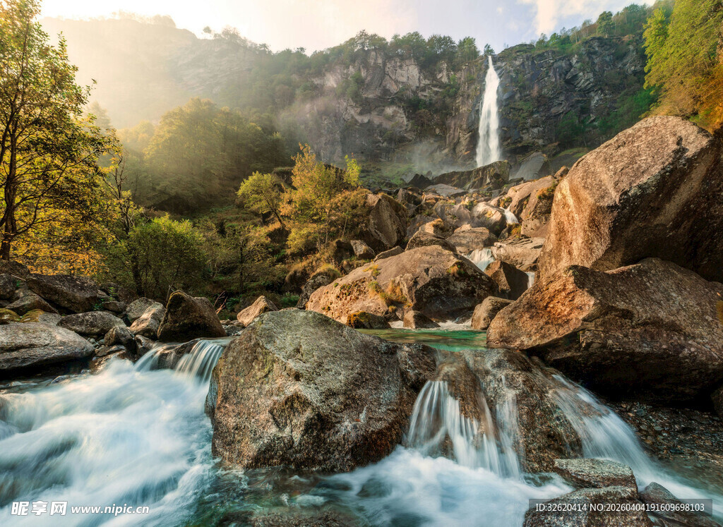 山间飞瀑与湍急溪流景观