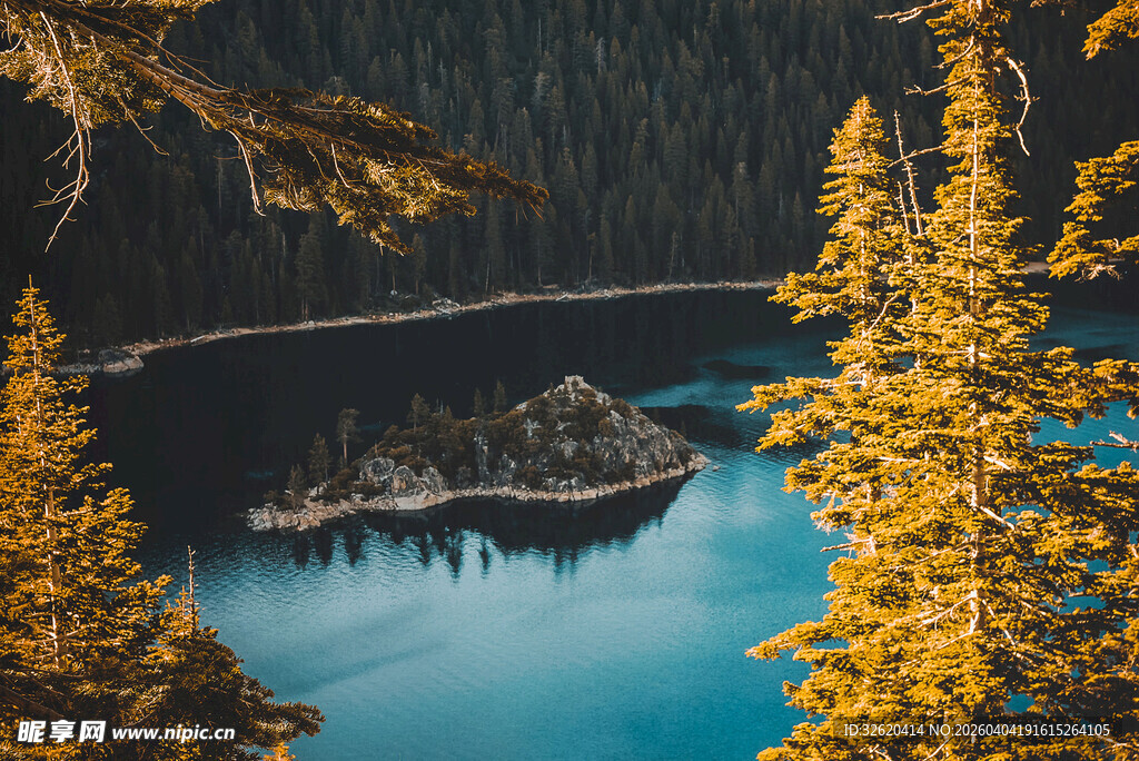 山间幽蓝湖泊与金黄树木