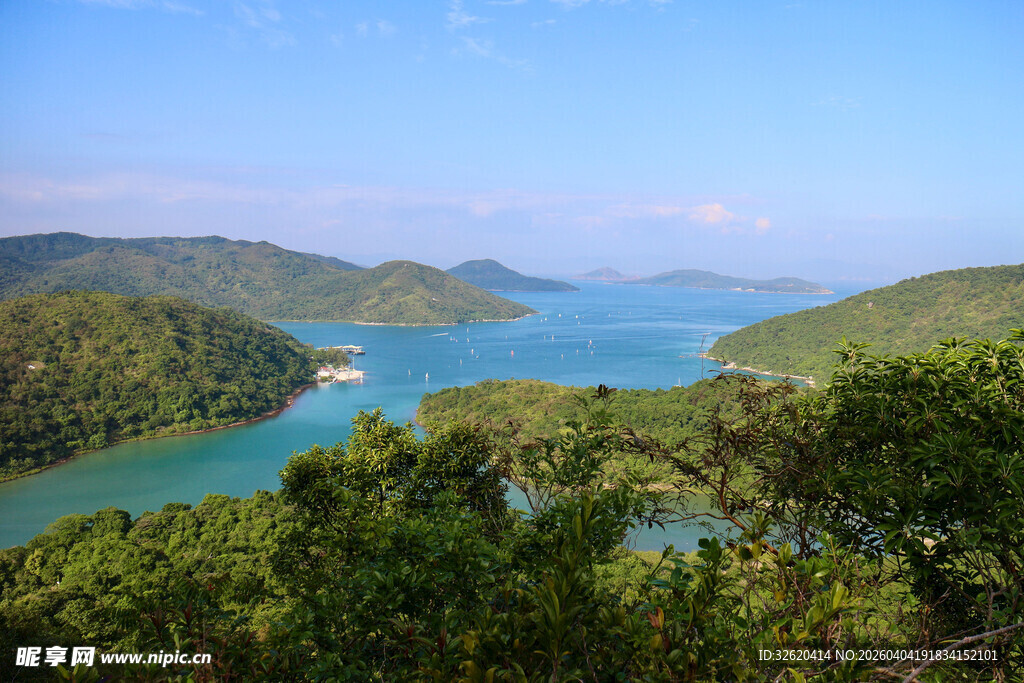 青山环绕的秀丽蓝色湖泊