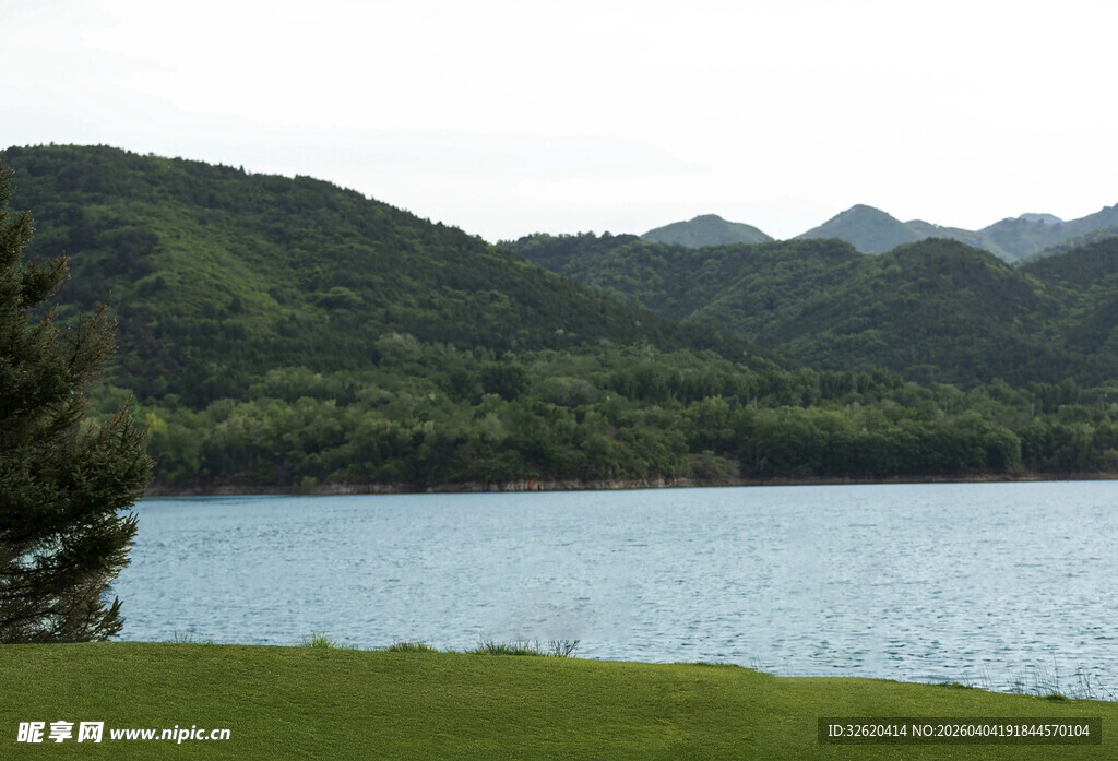 湖畔青山美景