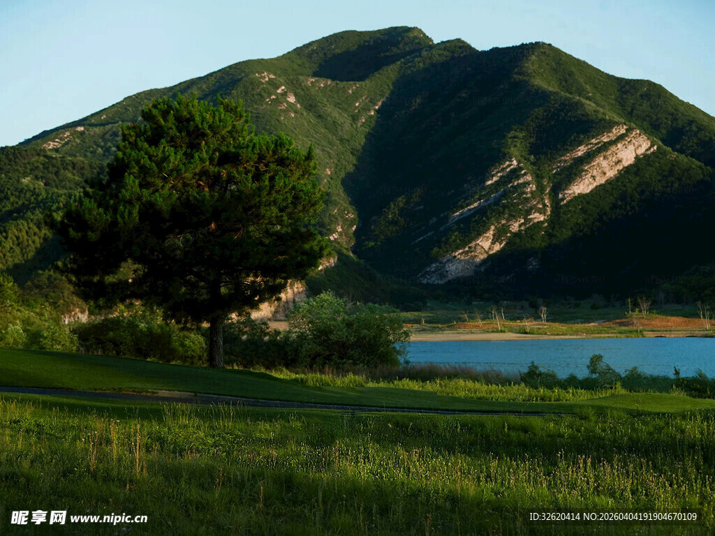青山绿水间的宁静景致