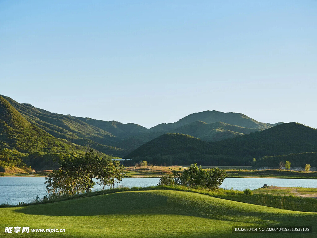 湖畔青山间美景