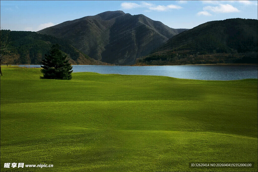 湖畔绿草地与远山美景