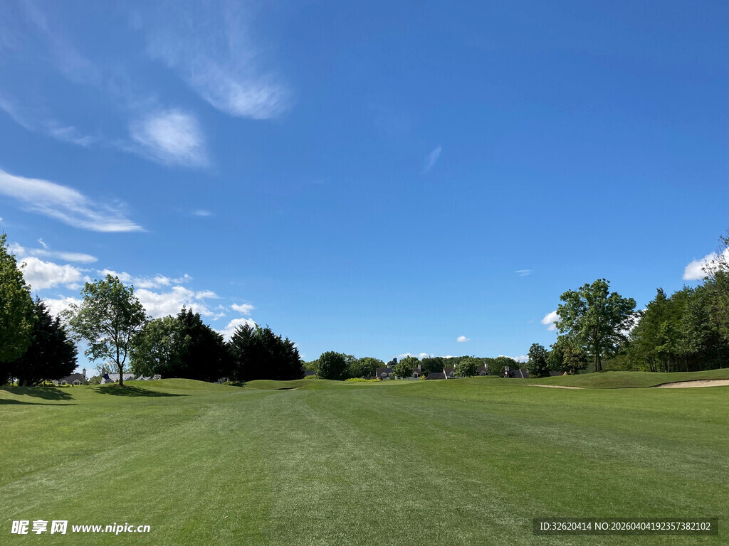 广阔绿草地与蓝天白云