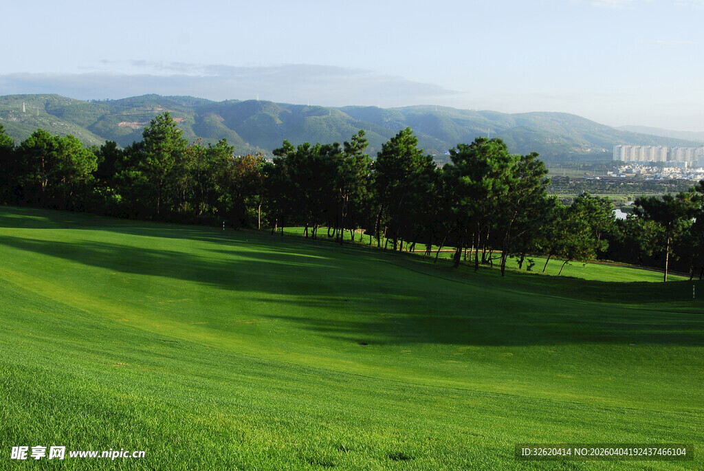 翠绿高尔夫球场自然风光