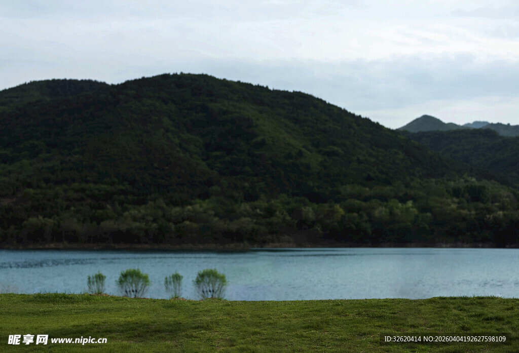 湖畔青山绿树美景