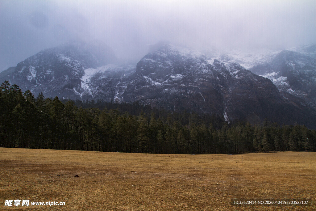 雪山下的广袤原野