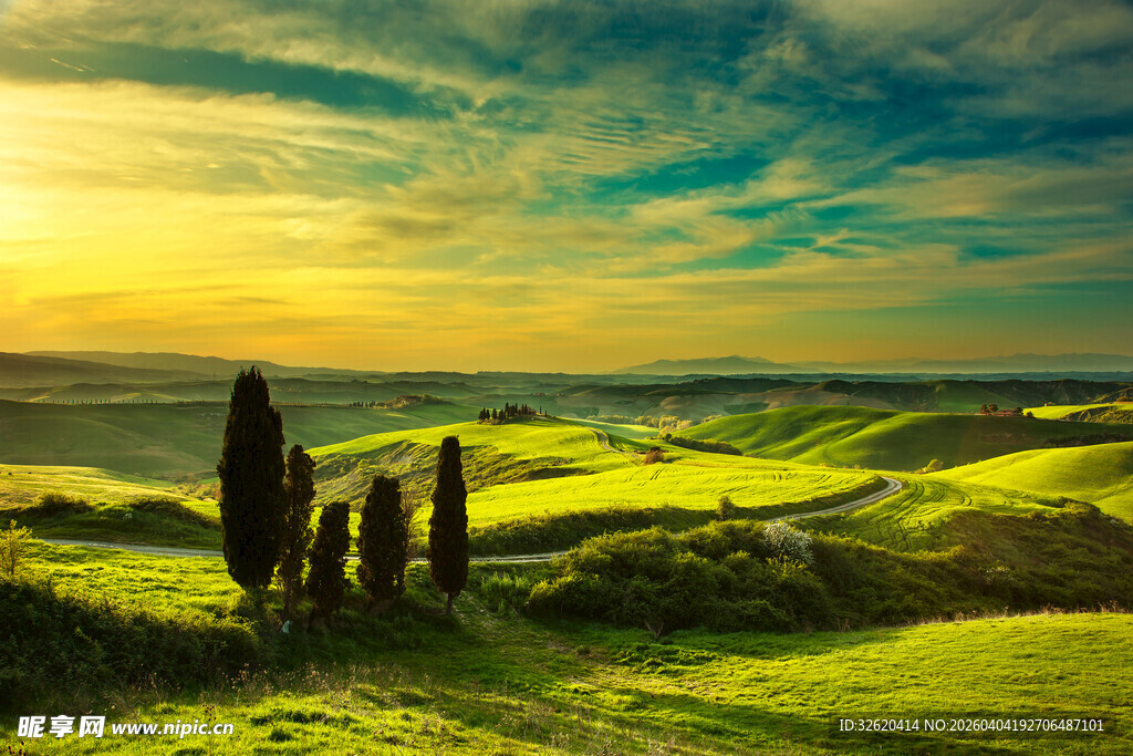 草原夕阳下的神秘石柱