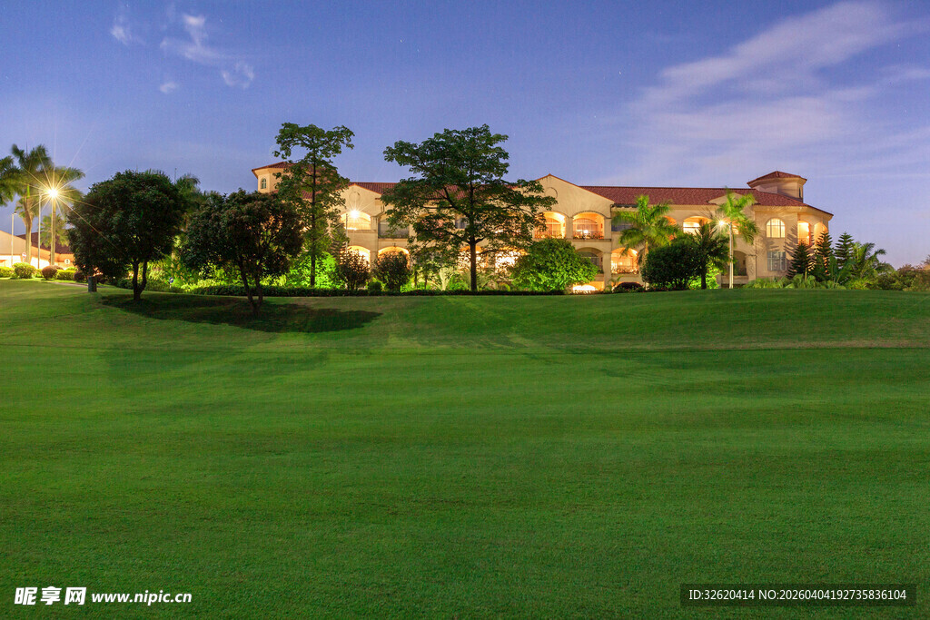 黄昏下的高尔夫球场建筑
