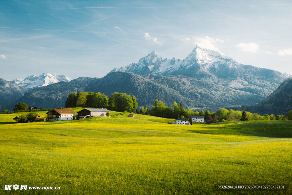 田园绿野间的壮丽雪山