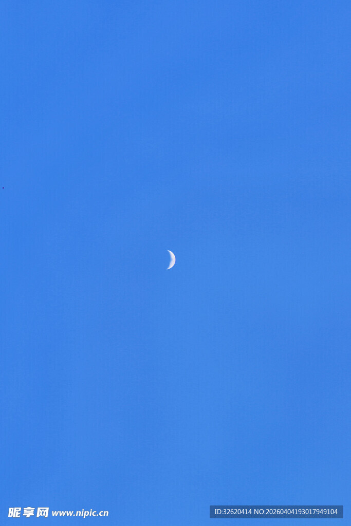 蓝天中的一弯新月
