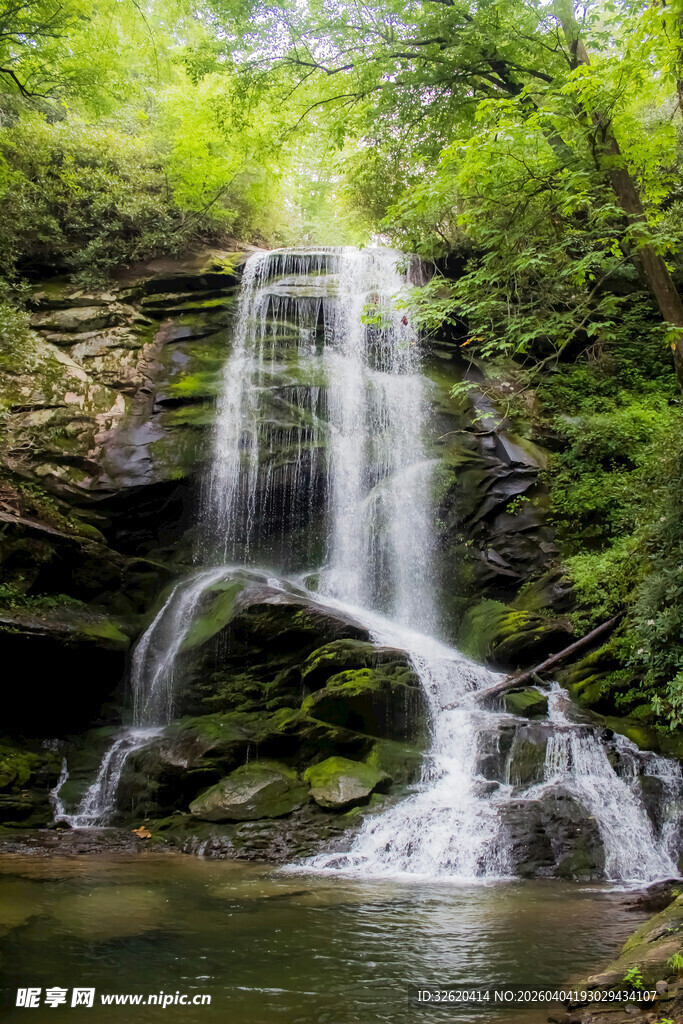 山林间的秀丽瀑布景观