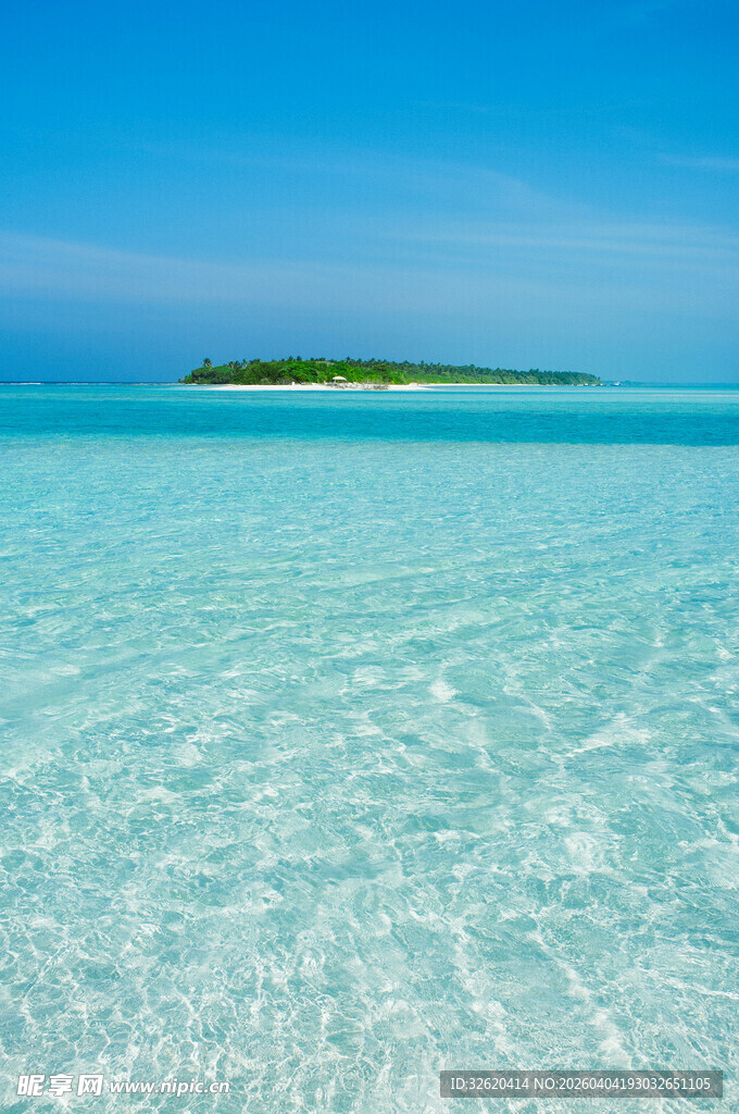 清澈海域中的美丽小岛