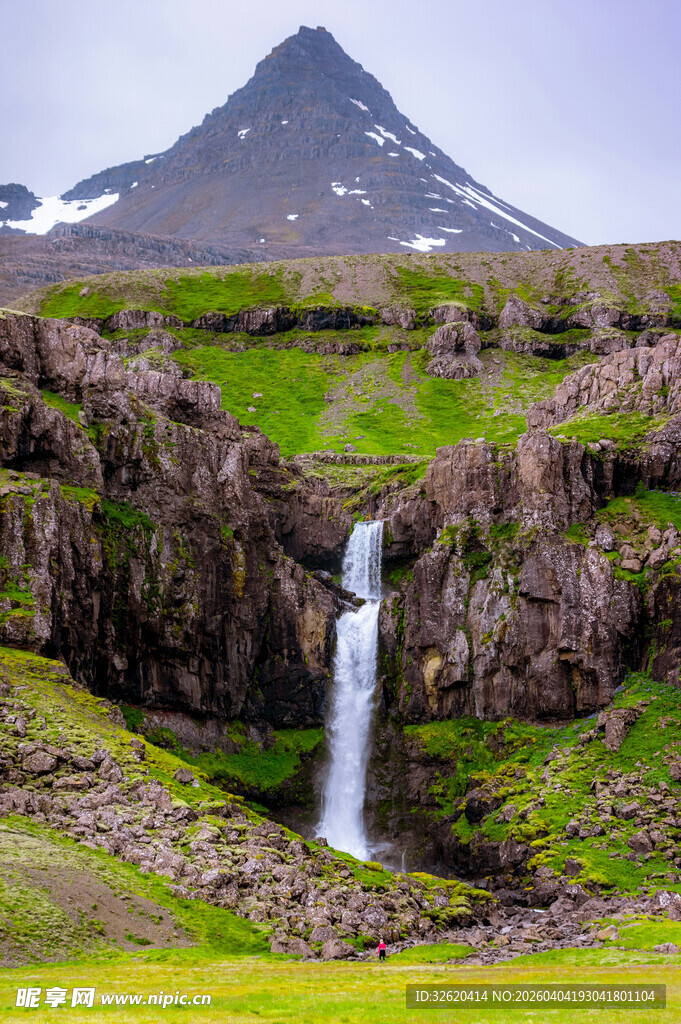 山间瀑布与远处巍峨山峰