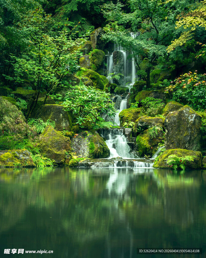 山林间的静谧瀑布与湖水