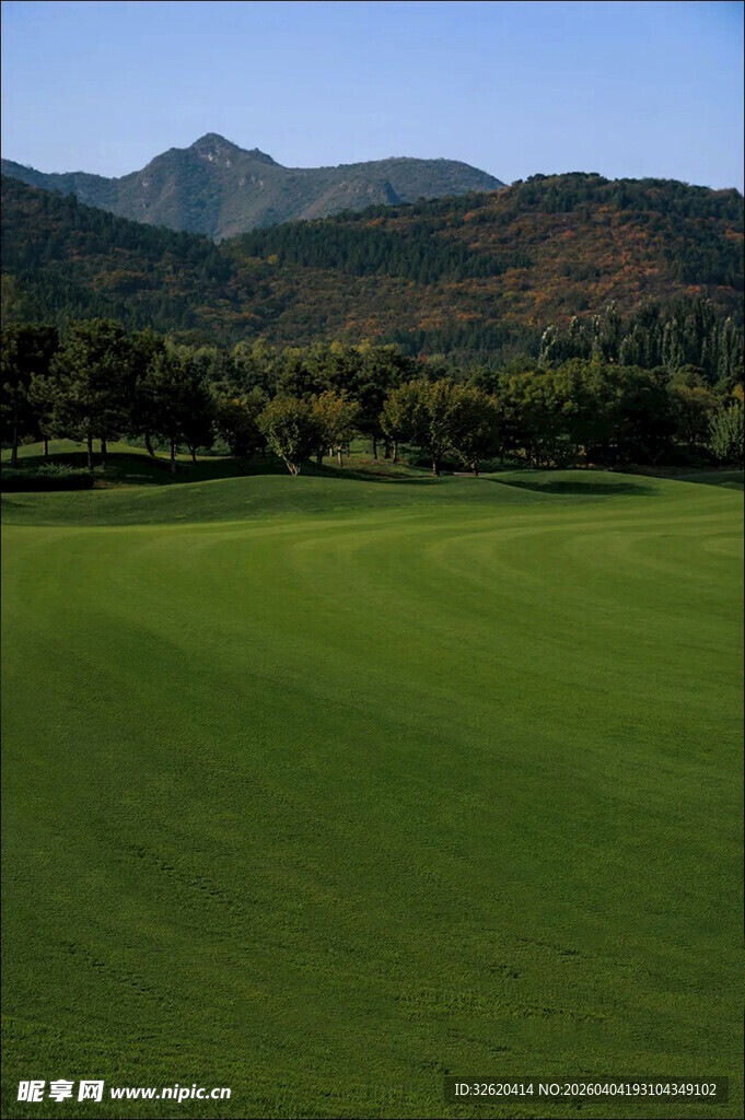 青山下的翠绿高尔夫球场
