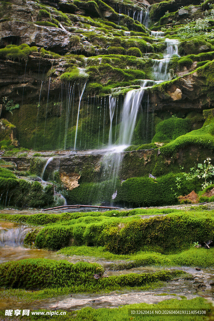 山间翠绿瀑布景观