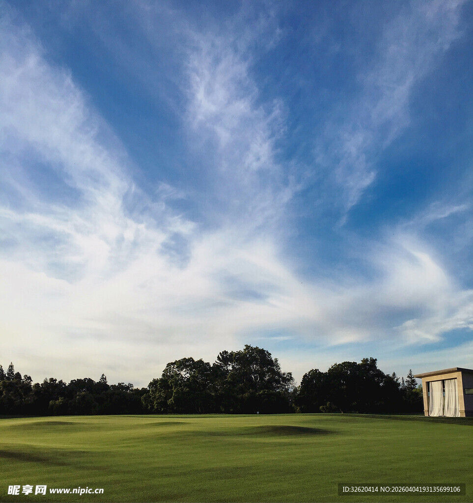 蓝天绿地间的开阔景致