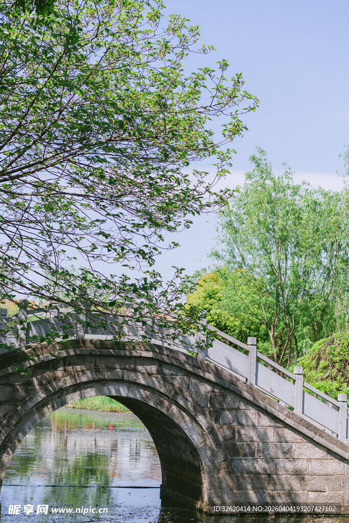 石拱桥横跨绿水间