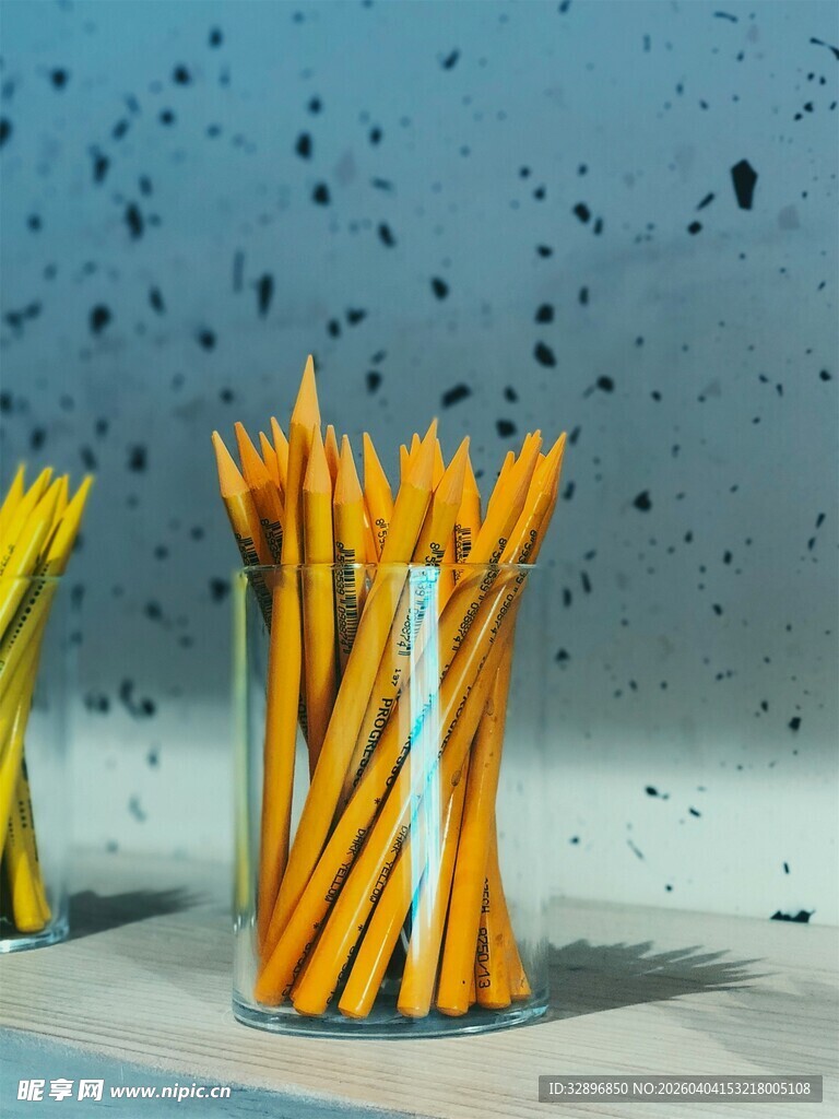 透明杯中插满彩色铅笔