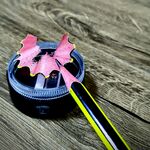 粉色飞镖造型物品及带子