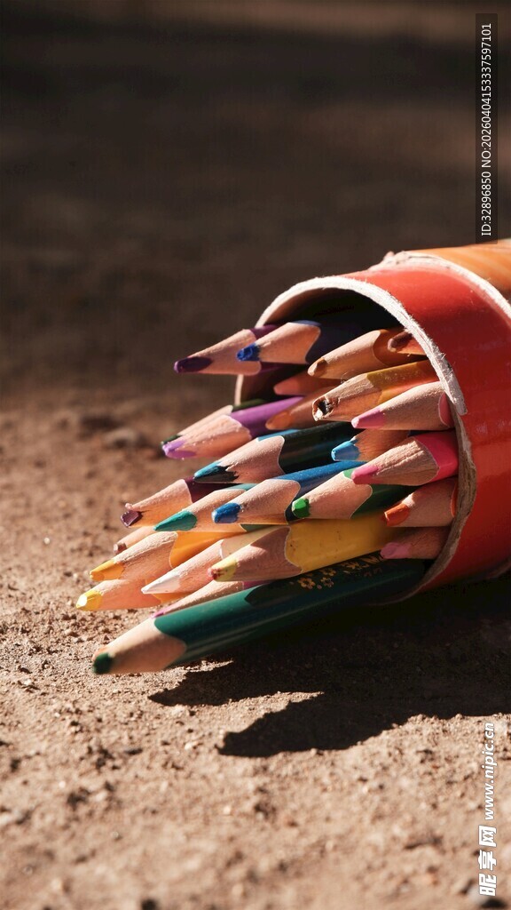 彩色铅笔洒落于地面场景