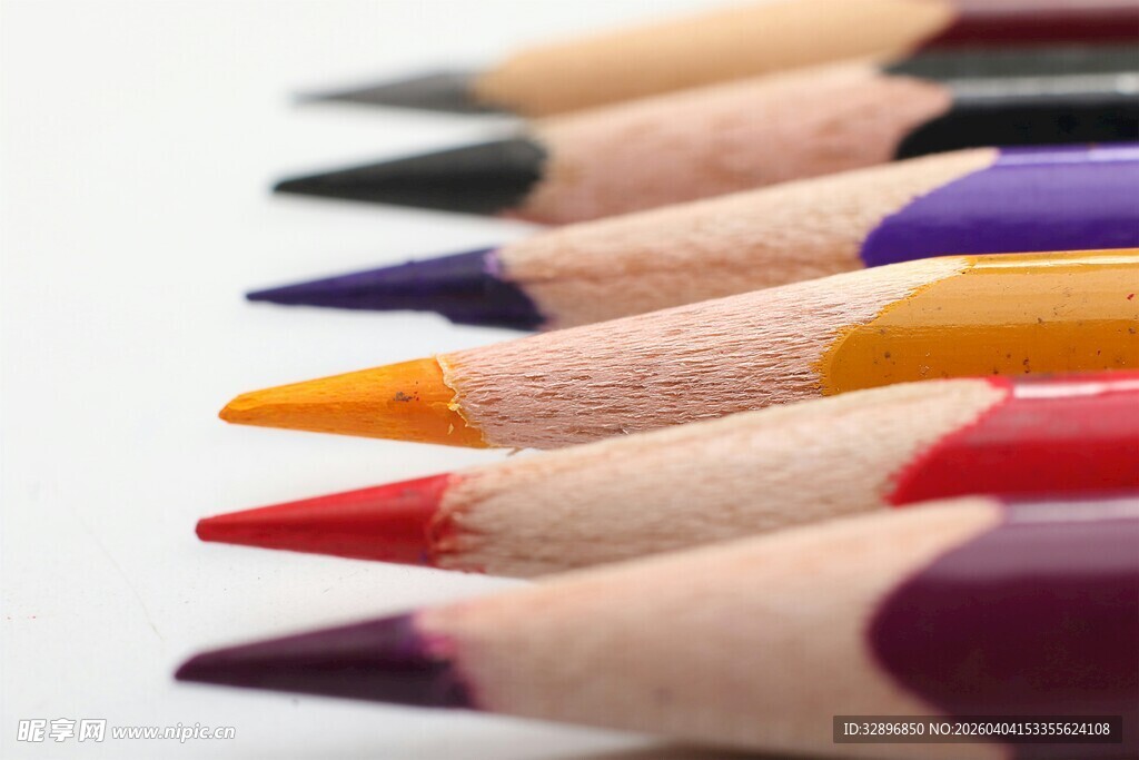 彩色铅笔整齐排列展示