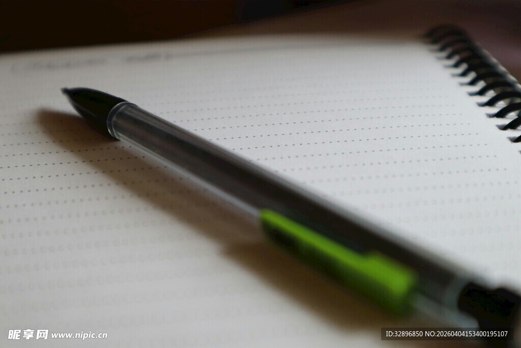 桌上的绿色笔