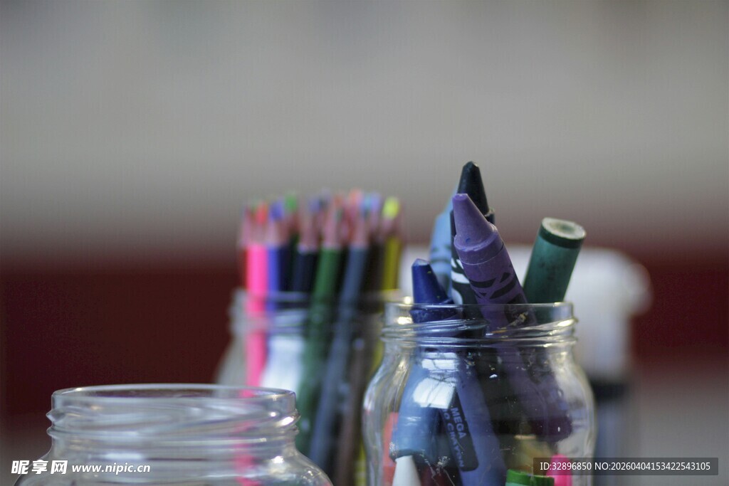 彩色蜡笔置于玻璃容器中