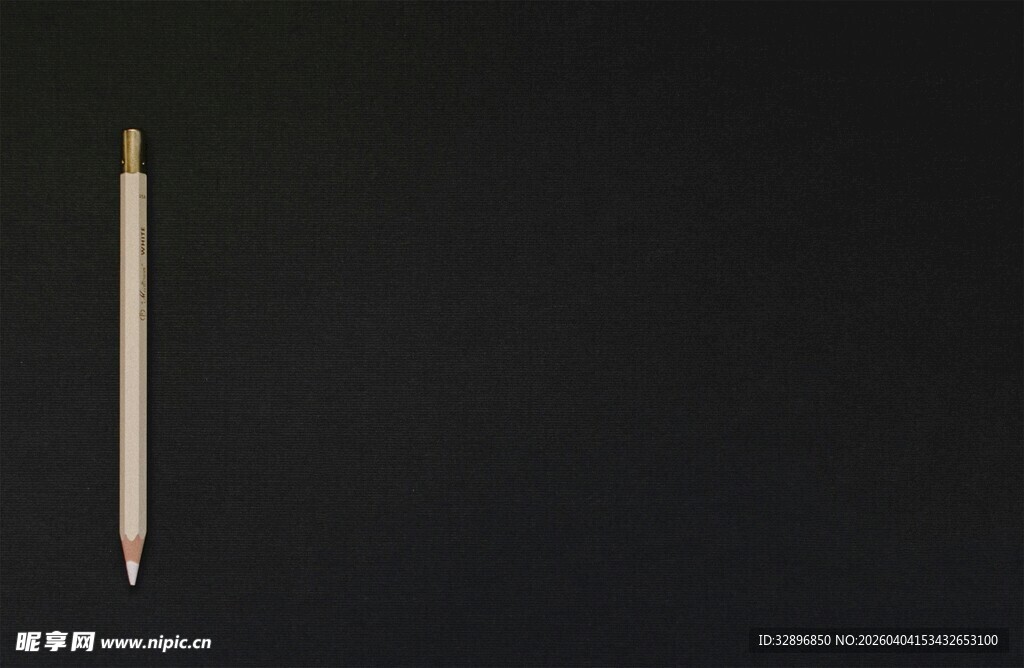 黑色背景上的一支铅笔
