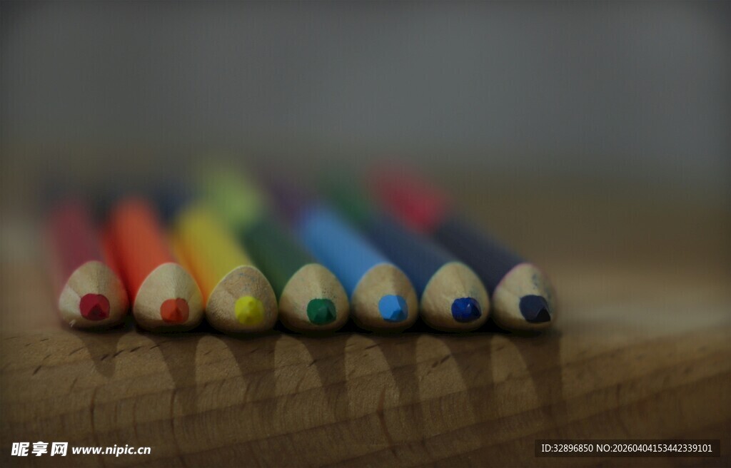 多彩铅笔整齐排列