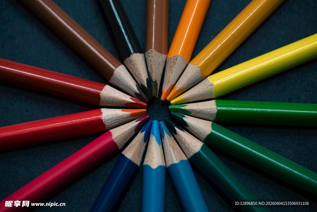 彩色铅笔呈圆形排列