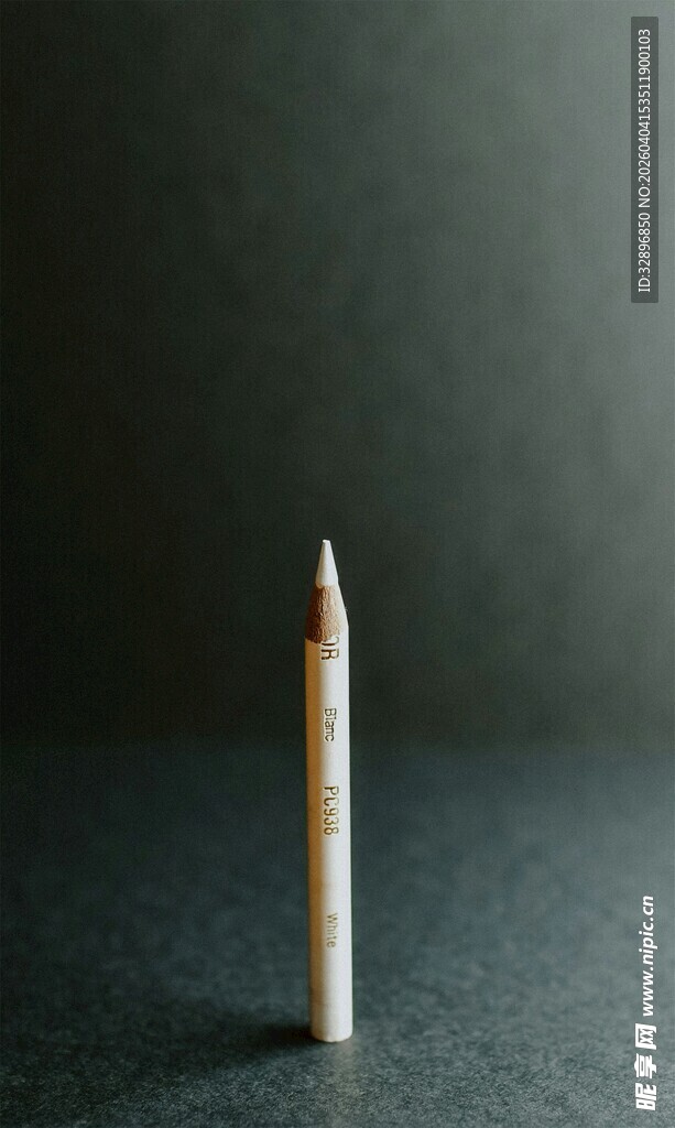 单支蜡烛置于灰色背景