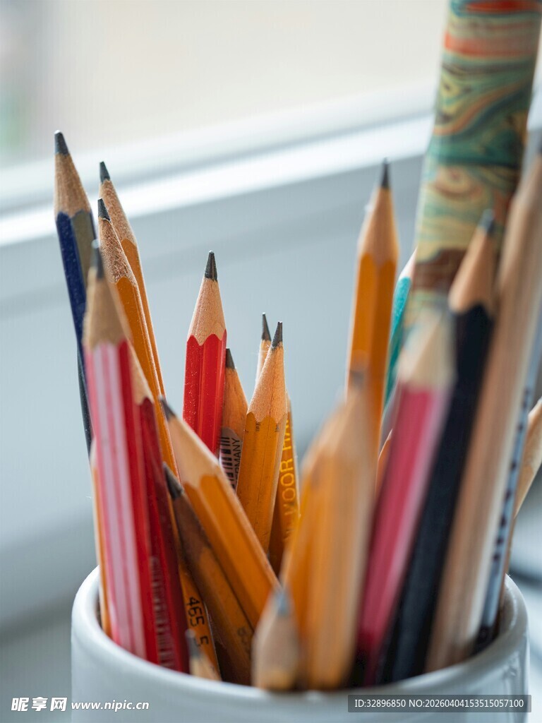 彩色铅笔置于白色笔筒中