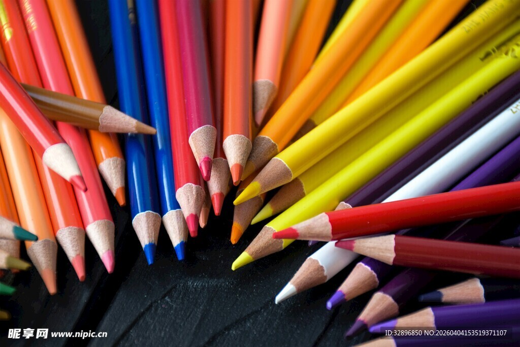 多彩铅笔汇聚成绚丽景象