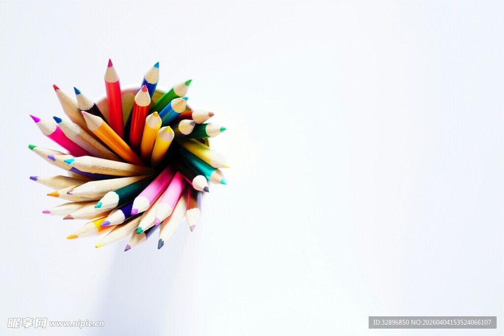 彩色铅笔簇拥在笔筒中