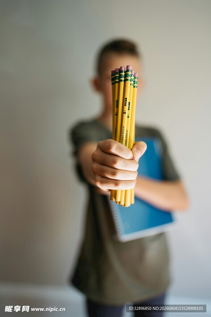 手持彩铅的创作者