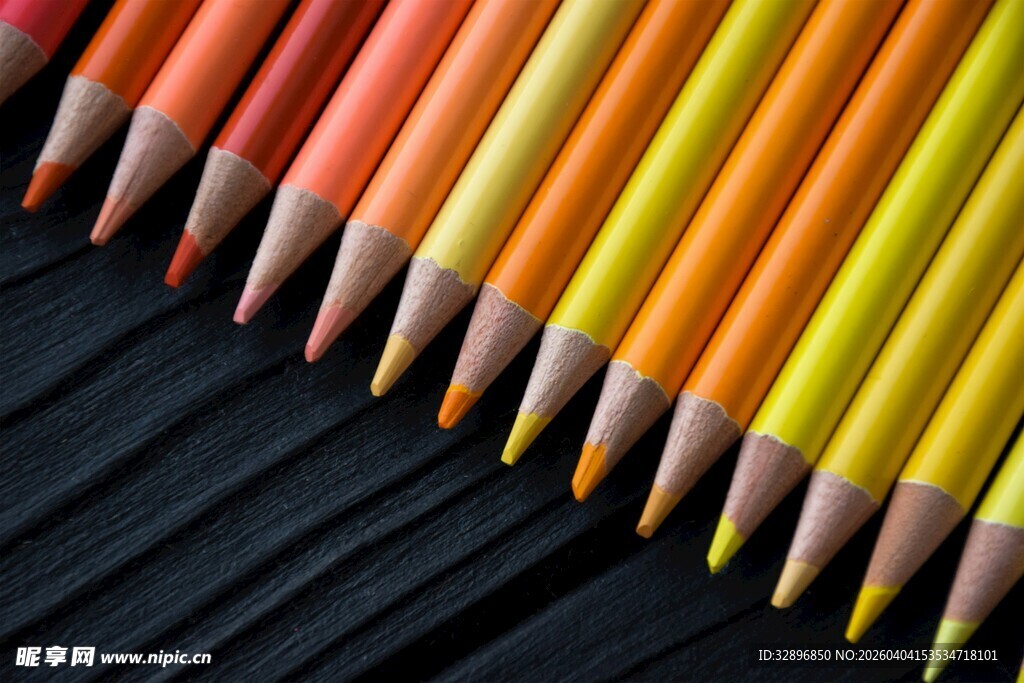 彩色铅笔整齐排列展示
