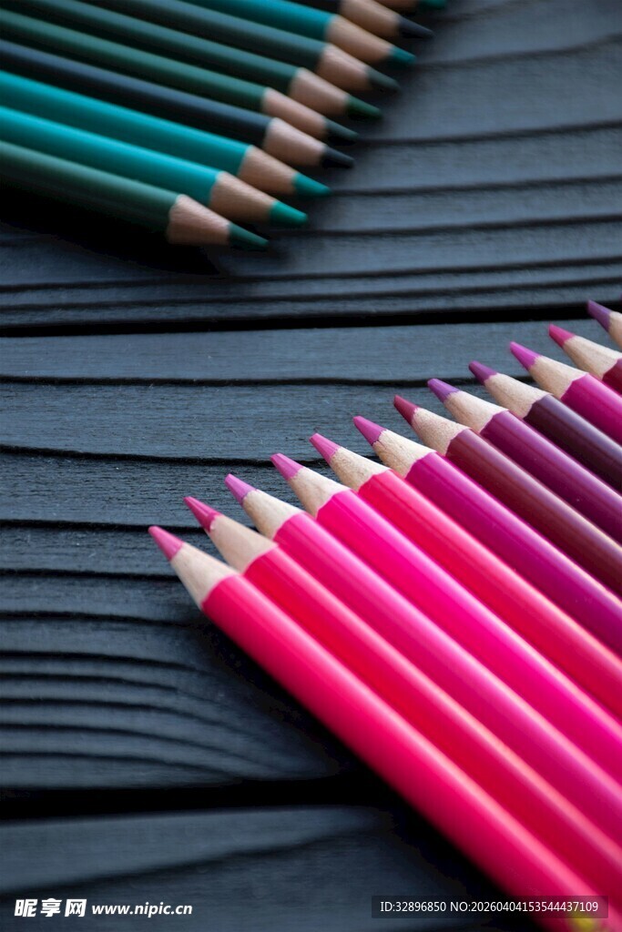 彩色铅笔整齐排列展示