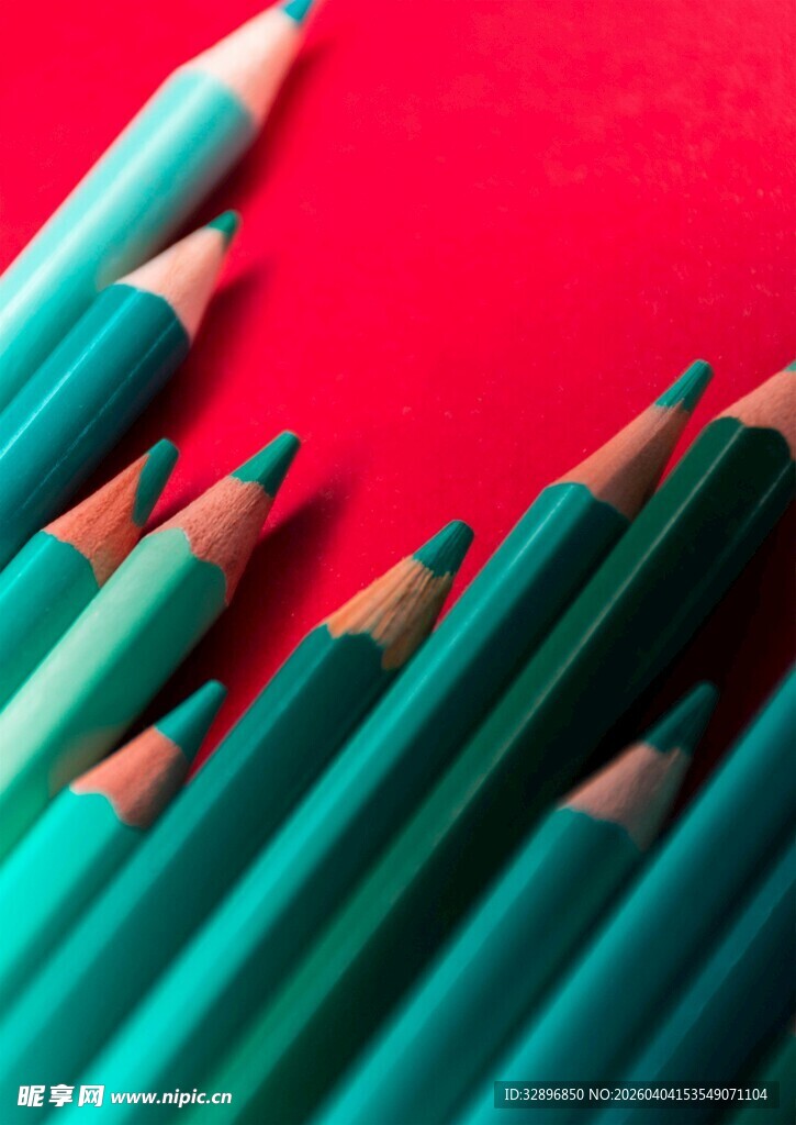 彩色铅笔排列于红色背景