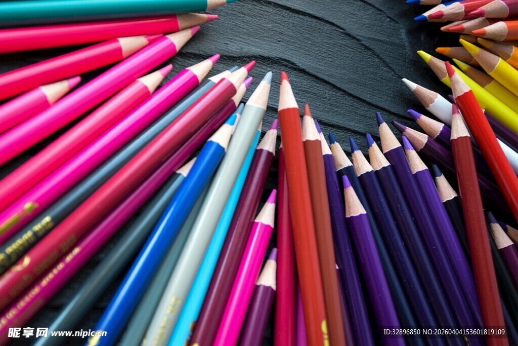 多彩铅笔整齐排列展示